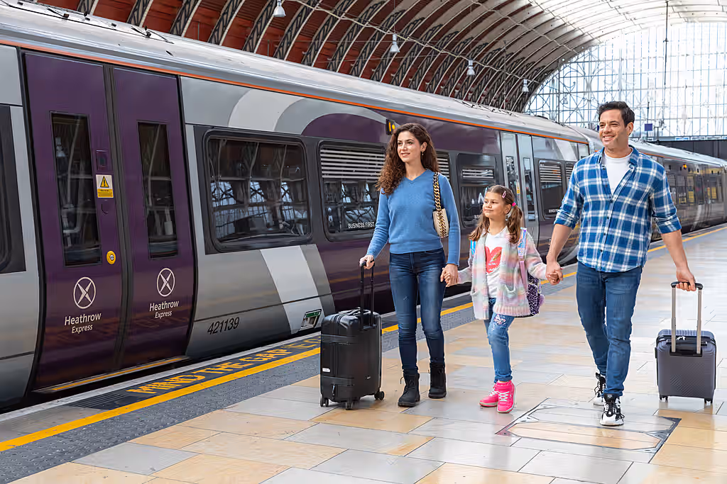 一家三口即将乘坐希思罗机场快线