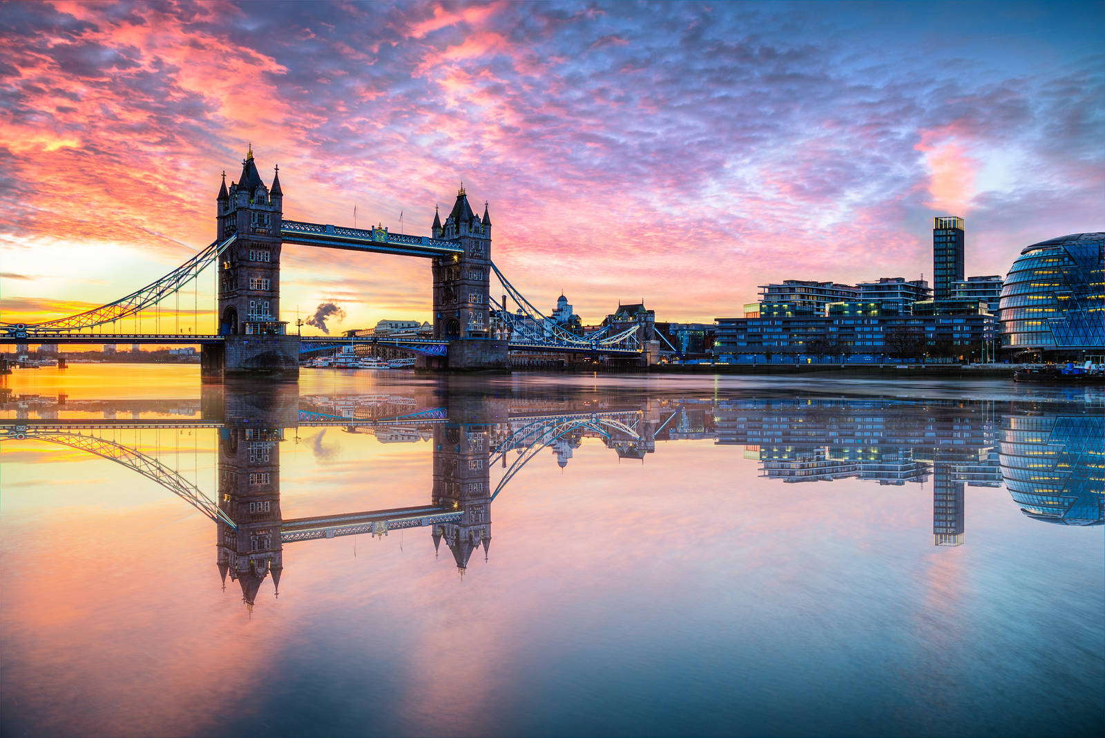 En bild av Tower Bridge på kvällen