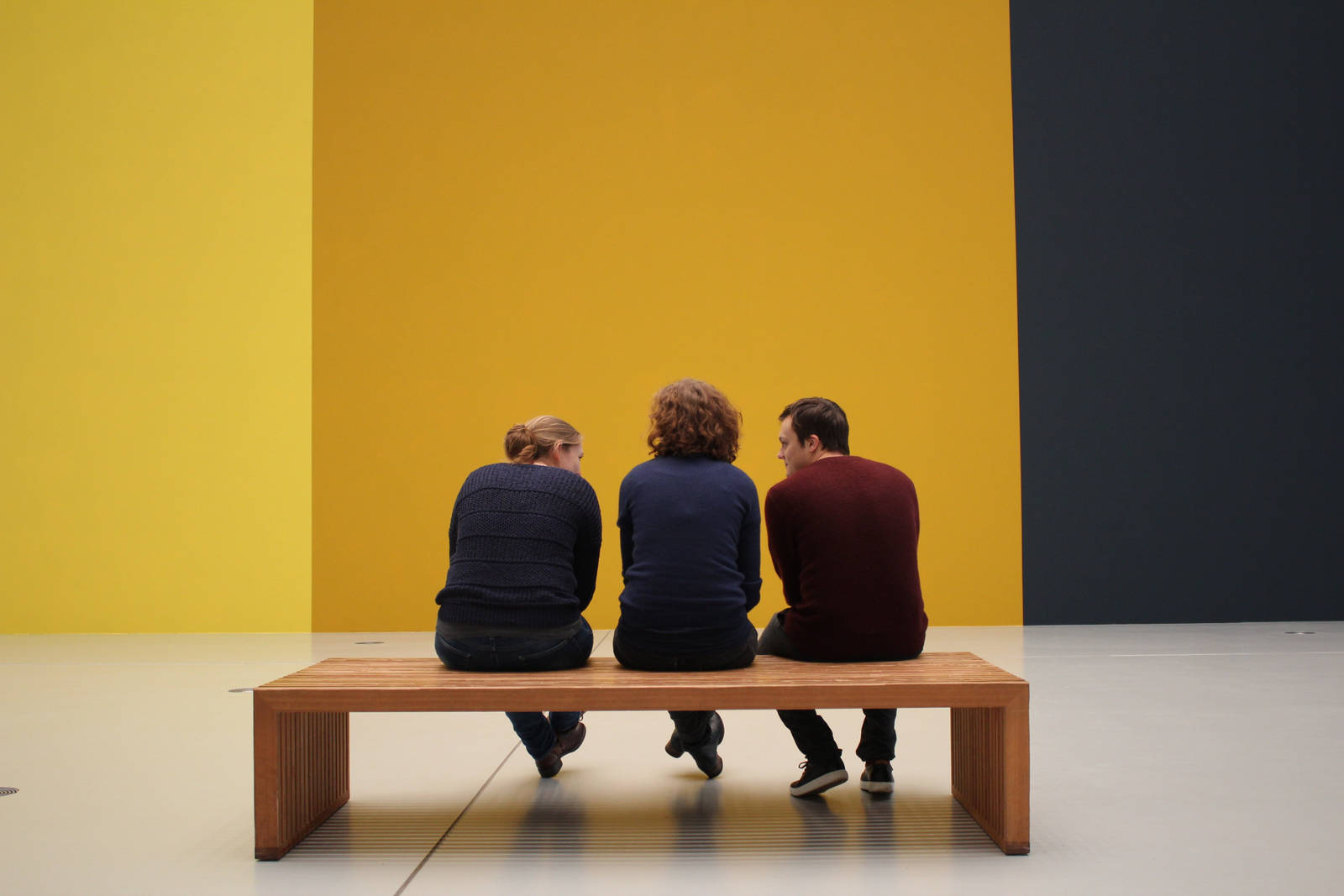 Persone della galleria d'arte sedute su una panchina
