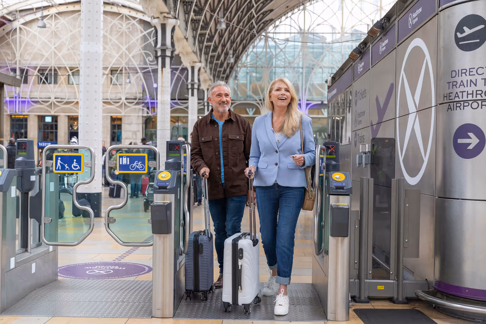 Couple aux portes d’embarquement